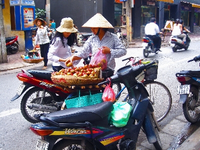 Foto Luar ruangan rakyat wanita jalan