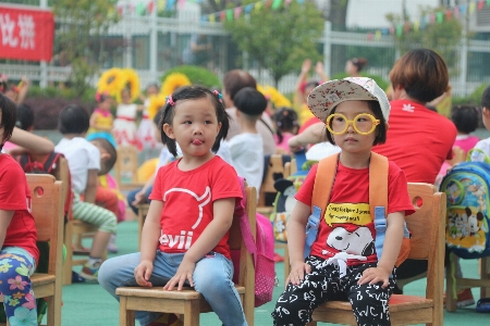 人々 遊ぶ 椅子 かわいい 写真