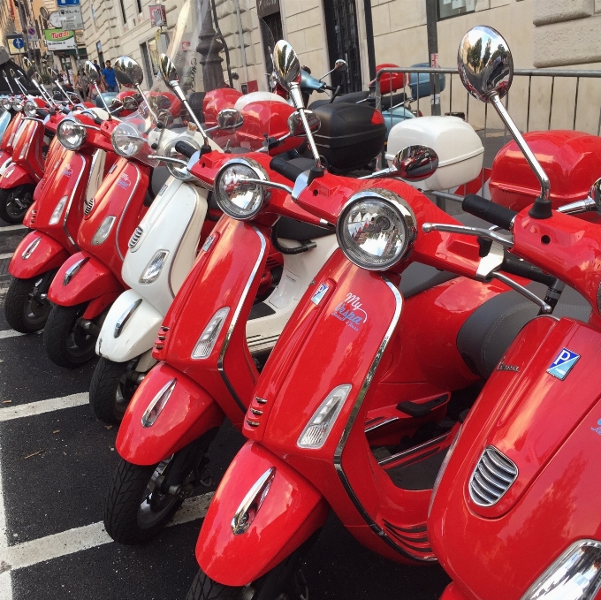 Estacionamiento rojo vehículo motocicleta