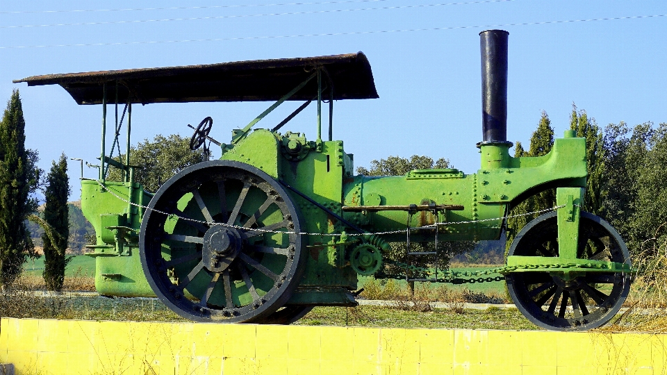 Tractor rueda viejo asfalto
