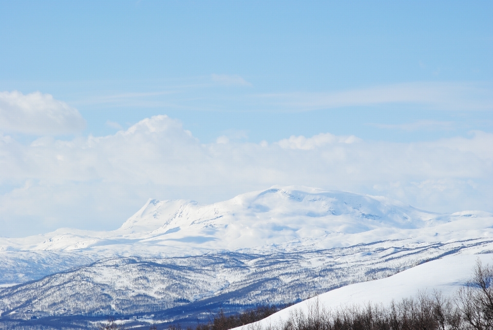 Montagna nevicare inverno nube