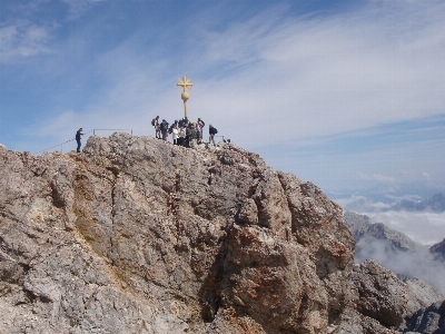 Foto Lanskap rock sedang berjalan gunung