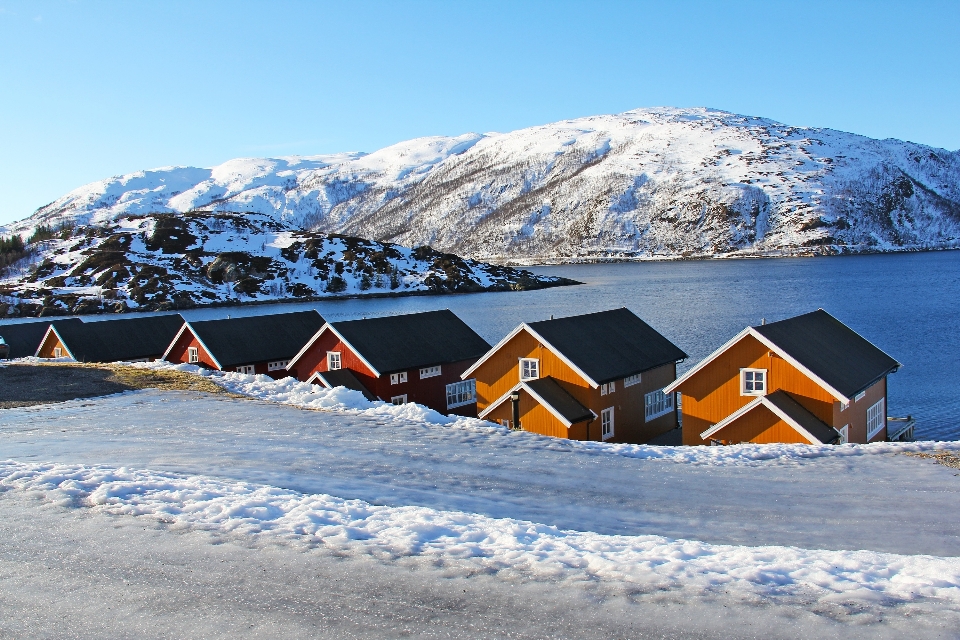 Paesaggio mare montagna nevicare