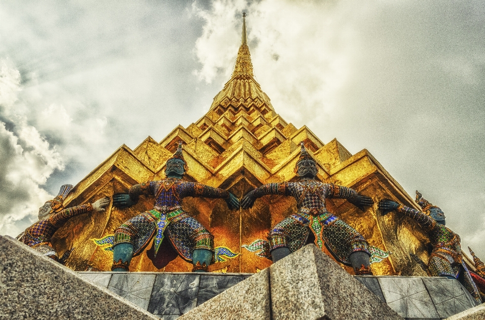 Langit bepergian menara agama budha