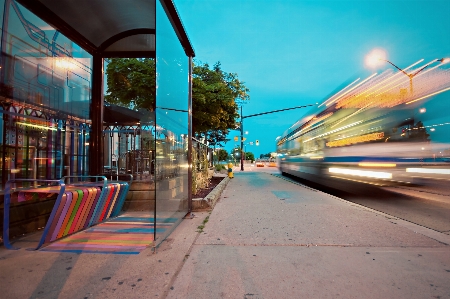 Foto Strada notte marciapiede
 città