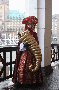 Foto Wanita monumen patung merah