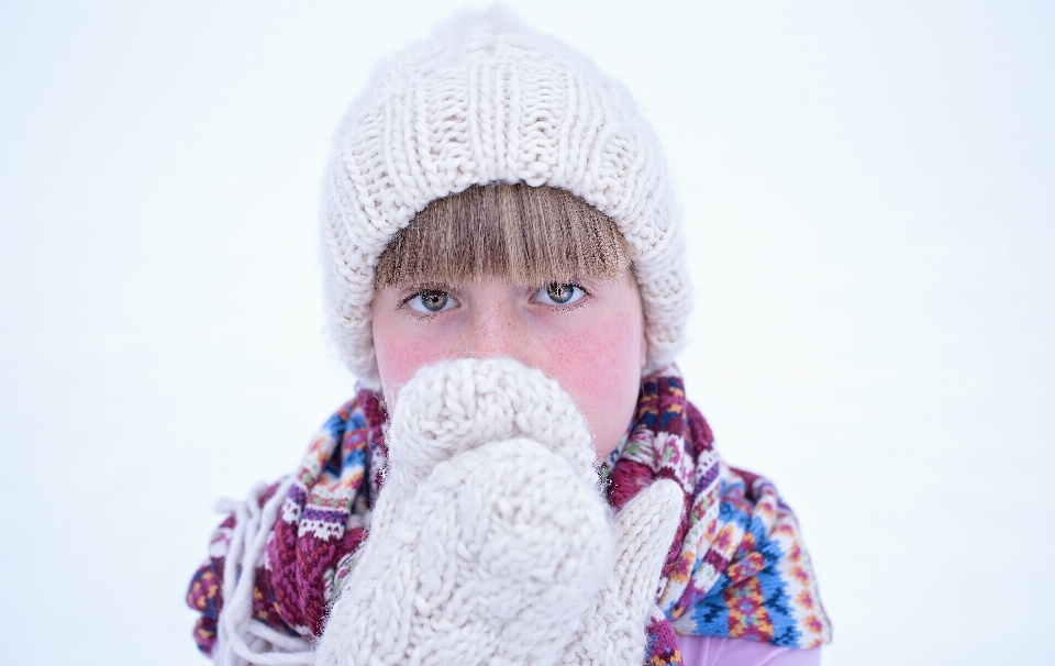 Persona nevicare inverno ragazza