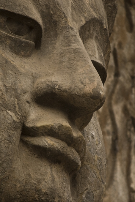 Rock monumento asiático estátua