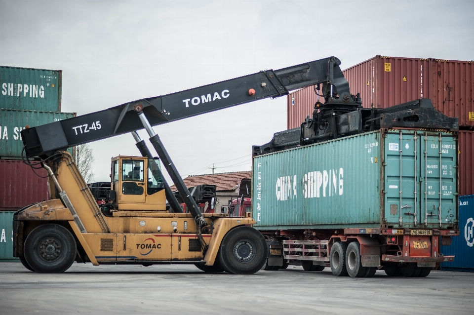 Pier asphalt transport truck