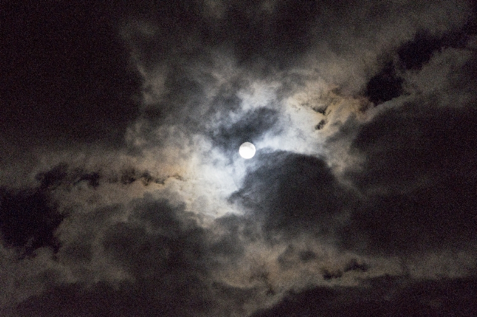 Awan langit malam berawan