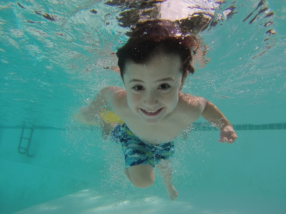 Niño recreación piscina submarino