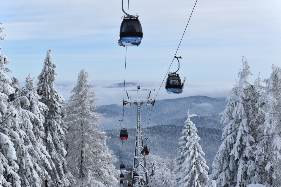 Montagna nevicare inverno catena montuosa
