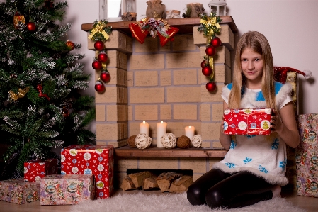 Foto Chica día festivo navidad árbol de