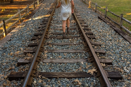 追跡 鉄道 走る 女性 写真