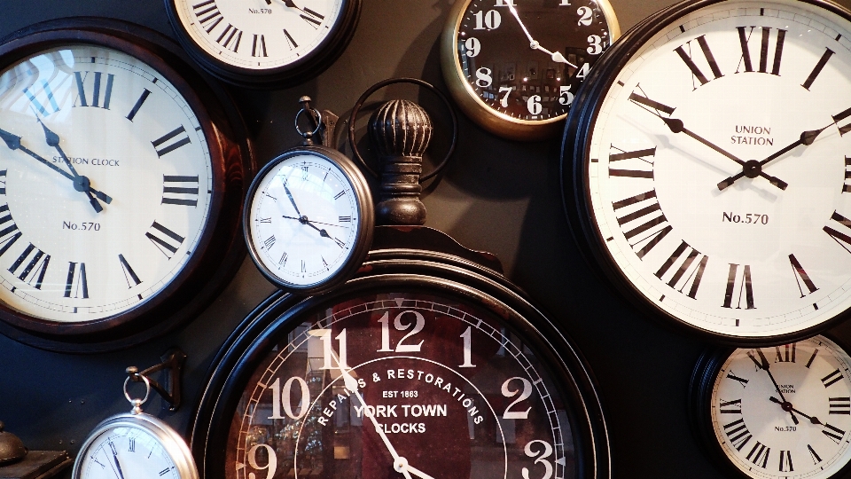 Watch hand wheel clock