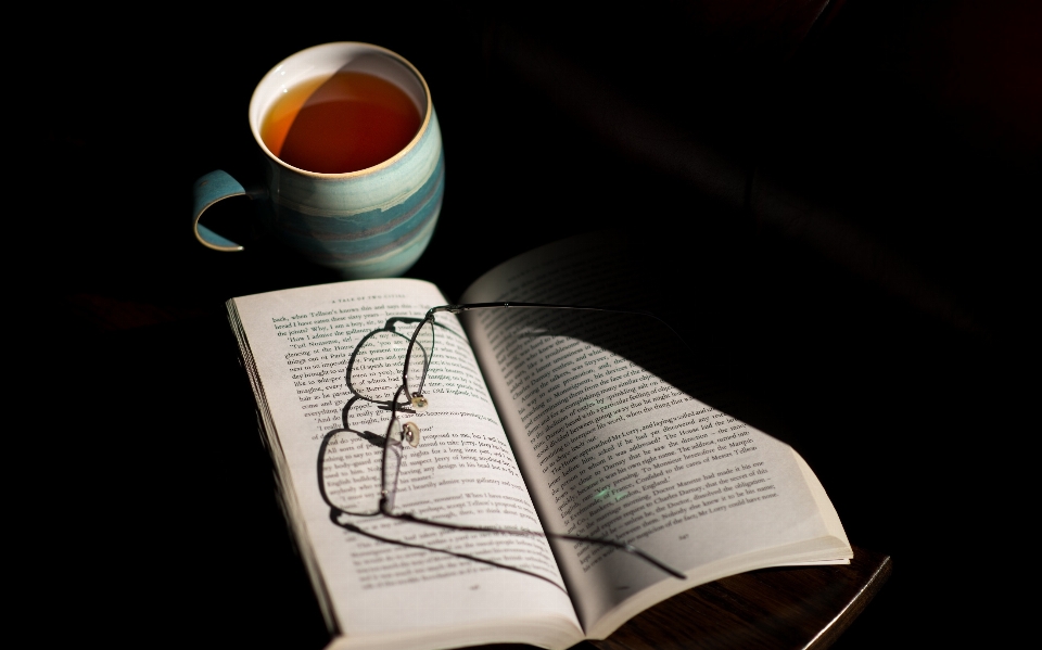 Mesa livro luz leitura