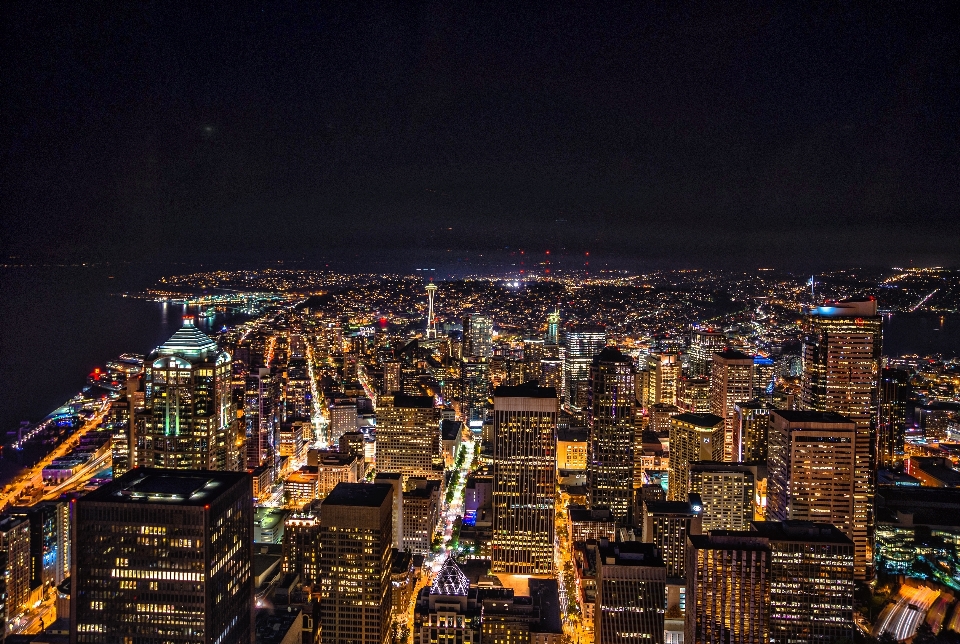 Ligne d'horizon nuit ville gratte-ciel