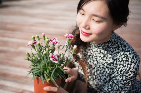 人 植物 女性 花 写真