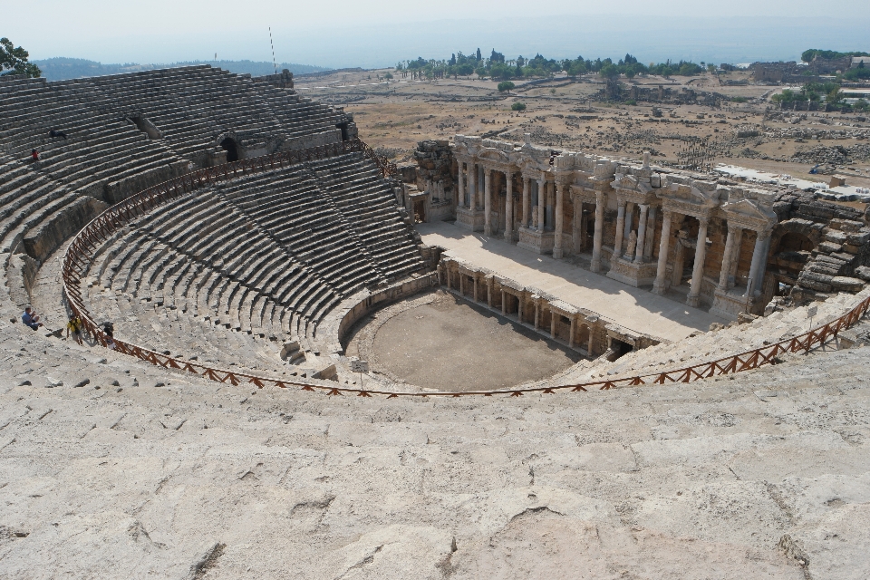 Estrutura fortificação
 estádio teatro