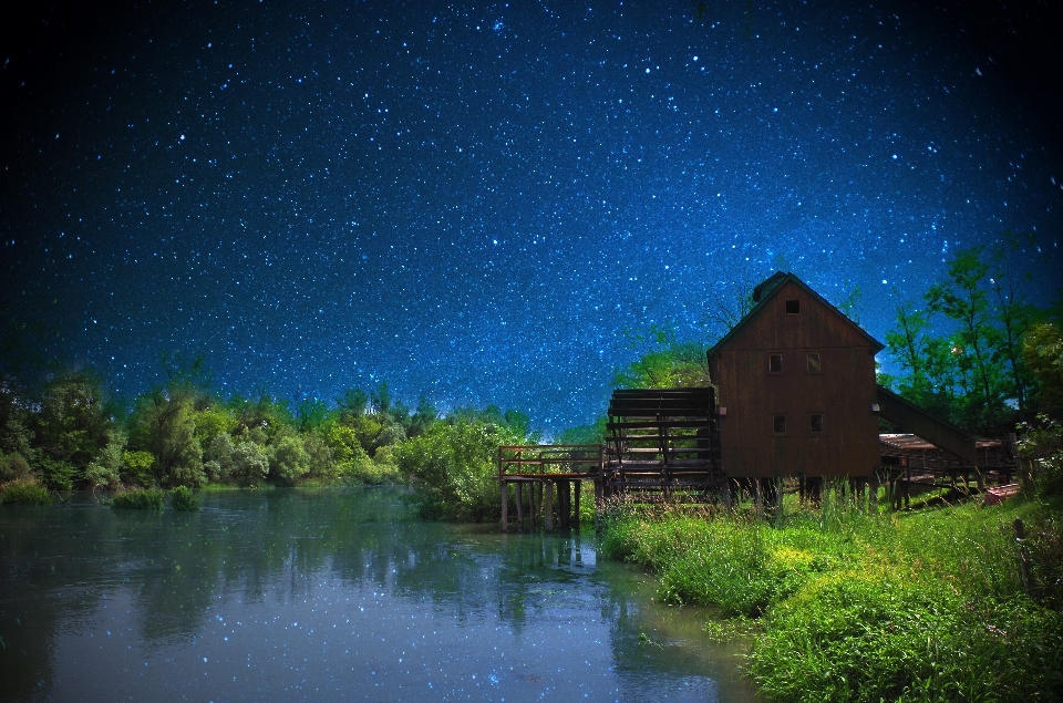 水 空 夜 星