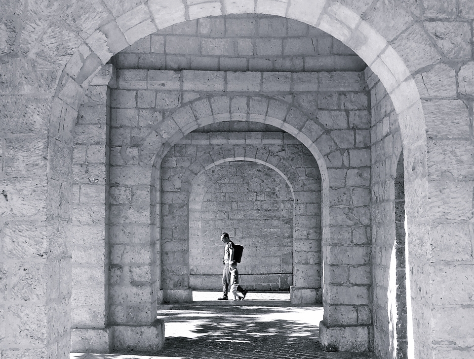 Uomo a piedi bianco e nero
 architettura