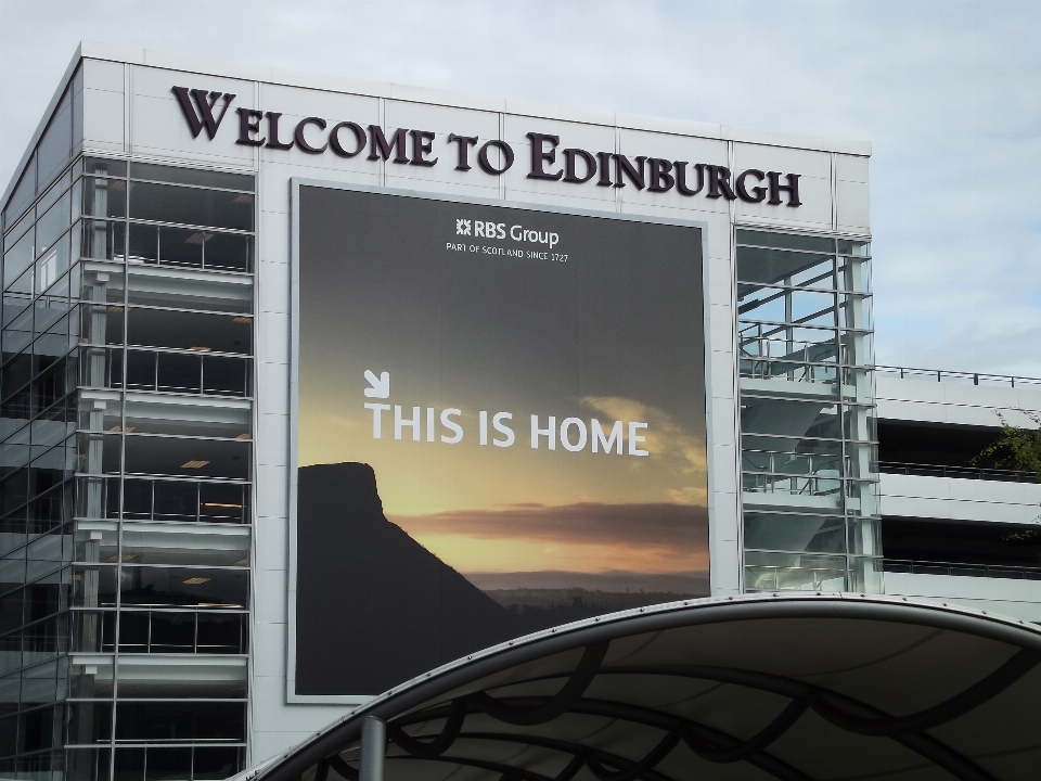 Publicidad aeropuerto señalización marca