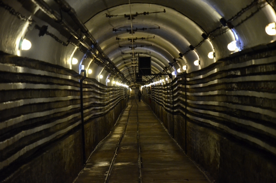 Architektura tunel metro pod ziemią