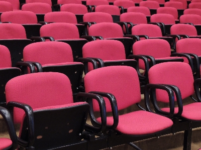 Foto Auditorium
 kursi merah kosong