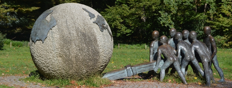 Monument statue peace globe Photo