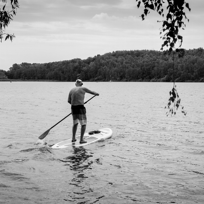 Hombre agua naturaleza en blanco y negro
