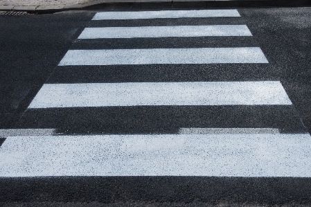 Foto Pedone bianco e nero
 strada