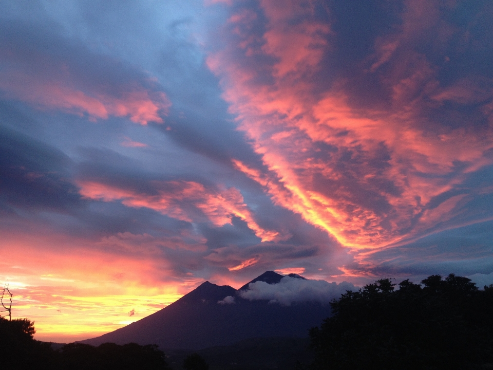 Montaña luz nube cielo