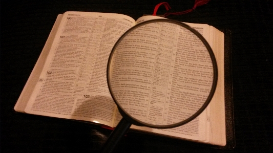 Photo Bois bible loupe recherche