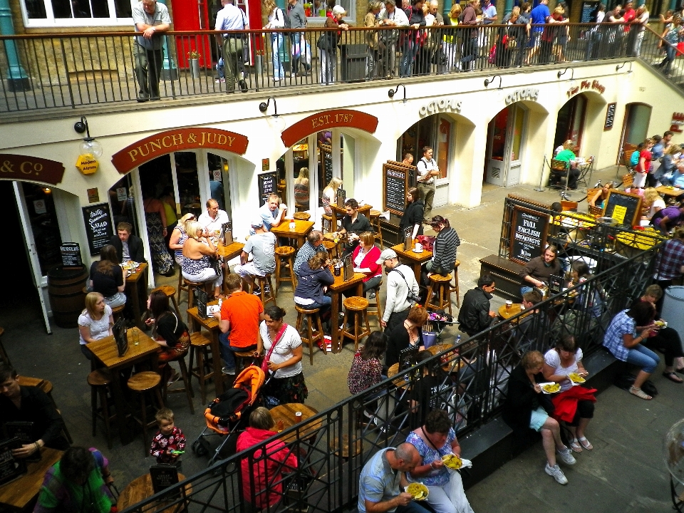 Tavolo persone ristorante città