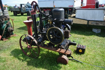 テクノロジー トラクター 芝生 車輪 写真