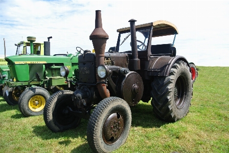 Foto Traktor bidang peternakan roda