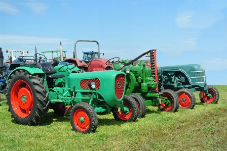 Foto Traktor bidang peternakan kendaraan