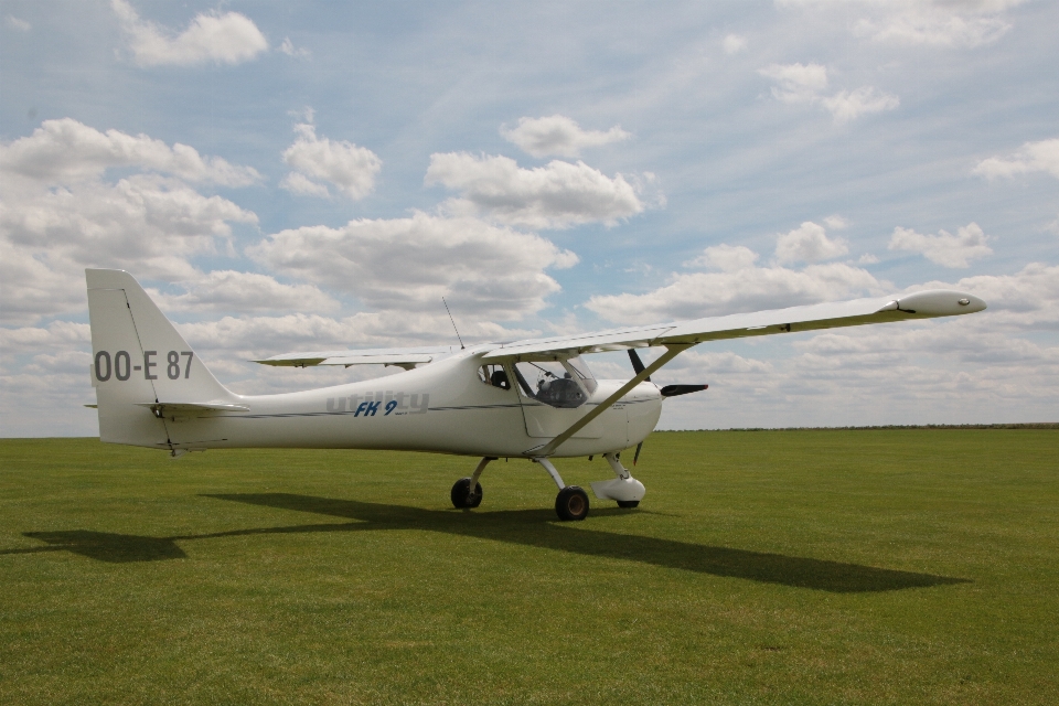 Wing field flying airplane