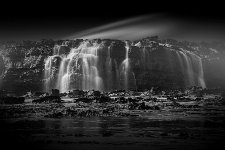 Photo Eau rock cascade noir et blanc
