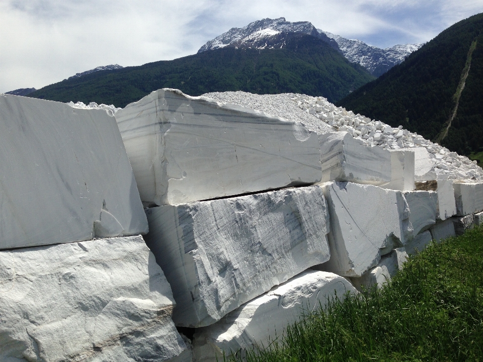 Paesaggio montagna bianco tetto