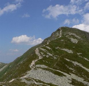 Foto A piedi montagna nube prato
