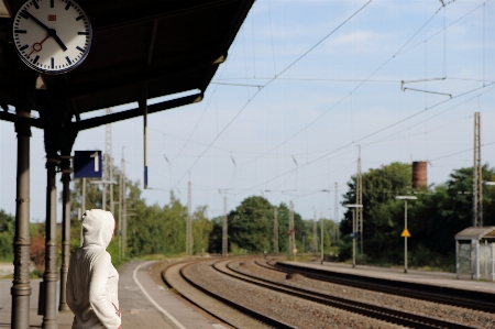 Izlemek demiryolu saat tren Fotoğraf