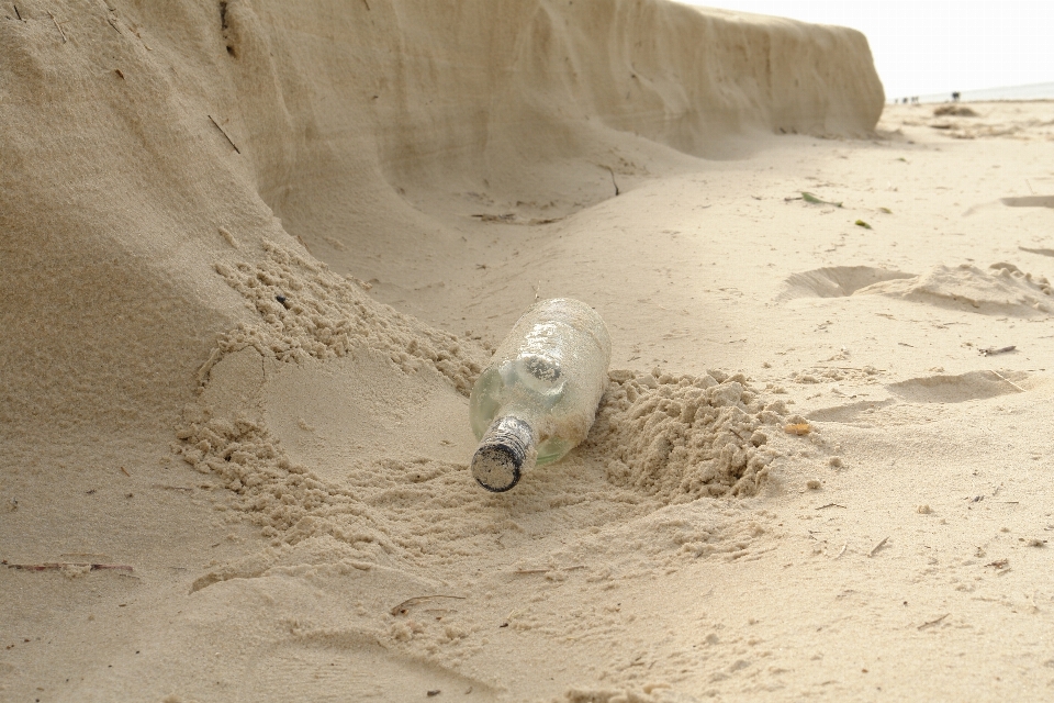 Spiaggia mare sabbia bottiglia