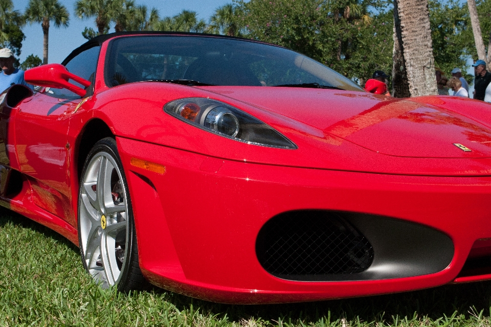 Carro roda automóvel vermelho