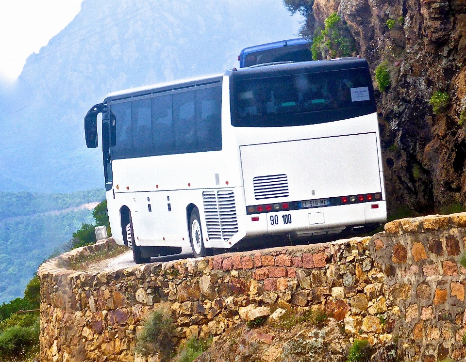 Angosto acantilado transporte vehículo