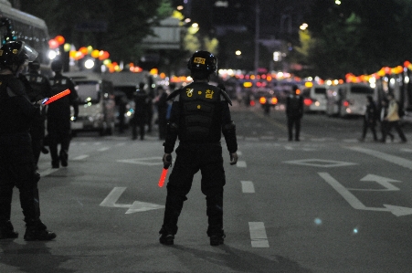 Foto Pejalan kaki orang riot polisi