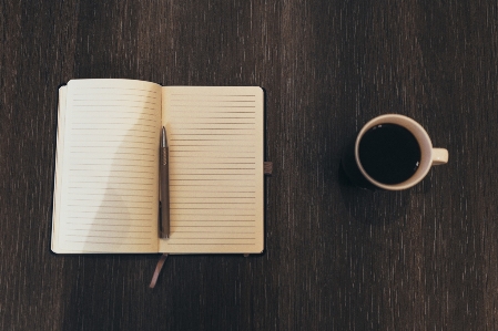 Schreibtisch kaffee holz stift Foto