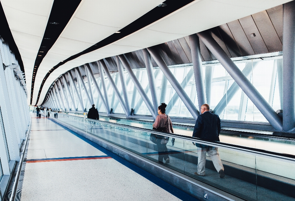 Gehen die architektur menschen flughafen