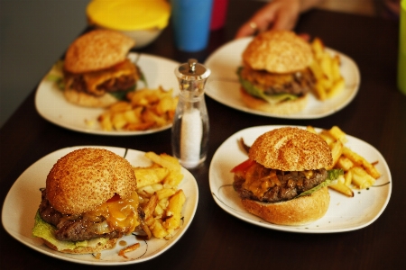 Foto Meja restoran rumah piring