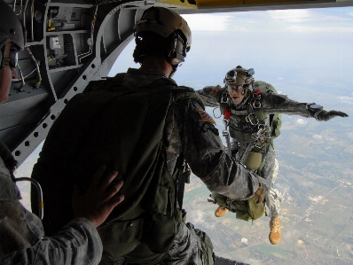 Foto Orang pesawat militer melompat